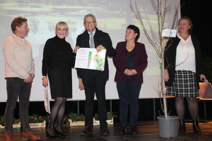 « Aux côtés du président du CD 89 Patrick GENDRAUD et de Nathalie LABOSSE, conseillère régionale, Isabelle FROMENT-MEURICE, présidente de l’agence de développement touristique, Yonne Tourisme, a remis un arbre de belle taille (un tulipier de Virginie) aux représentants de Druyes-les-Belles-Fontaines, Danielle CREACH et Philippe SIGORINI, lauréats de la catégorie des communes de 201 à 500 habitants lors des « Villes et Villages Fleuris de l’Yonne »… ».