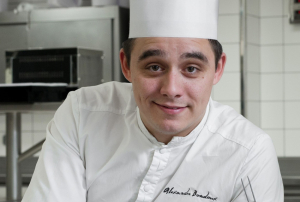« Le chef doublement étoilé de « La Côte Saint-Jacques » de Joigny, Alexandre BONDOUX, devrait régaler les papilles des suiveurs de l’émission « C à Vous », diffusée quotidiennement sur France 5, dès la semaine prochaine. On le retrouvera derrière les fourneaux pour y préparer des mets de sa cuisine authentique… ».