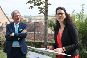 « De l’émotion, des remerciements, de la gratitude et de la reconnaissance mais aussi de l’humour : l’intervention de l’ancienne directrice de cabinet du préfet de l’Yonne, Marion AOUSTIN-ROTH fut tout en finesse un franc plaidoyer pour le département de l’Yonne où elle aura vécu sa première grande expérience professionnelle au service de l’Etat. Lundi, elle prendra ses fonctions de sous-préfète à Oloron-Sainte-Marie dans les Pyrénées-Atlantiques… ».