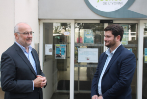 « Ils ont pris les rênes des Résidences Jeunes de l’Yonne en l’espace de quelques mois pour réaffirmer le bien-fondé de ces établissements indispensables à l’insertion des jeunes adultes dans la vie active tout en créant du lien social, Marc PICOT, nouveau directeur, et Rémi PROU-MELINE, président de 32 ans, désirent créer des liens pérennes avec leurs partenaires institutionnels et ceux issus de la vie économique pour les accompagner dans leurs projets… ».