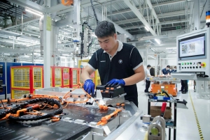 « La firme allemande envisage de créer sa troisième unité de production chez le géant asiatique cette année. Parallèlement, elle double la capacité de production de son usine de fabrication de batteries haute tension… ».