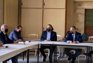 « Les élections départementales ne peuvent pas laisser les entrepreneurs de la filière des travaux publics indifférents. Comme devait le rappeler le président de la FRTP BFC Vincent MARTIN, « la relance économique passe nécessairement par une forte collaboration entre ces deux acteurs territoriaux », ici aux côtés du conseiller de l’Yonne Christophe BONNEFOND… ».