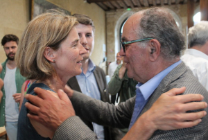 « Le représentant du Parti Communiste Alain RAYMONT fut l’un des premiers à féliciter la candidate de la NUPES, Florence LOURY, inattendue lauréate dans la première circonscription. Mani CAMBEFORT (PS), Denis ROYCOURT (EELV) et les partisans de LFI n’étaient pas loin ! ».