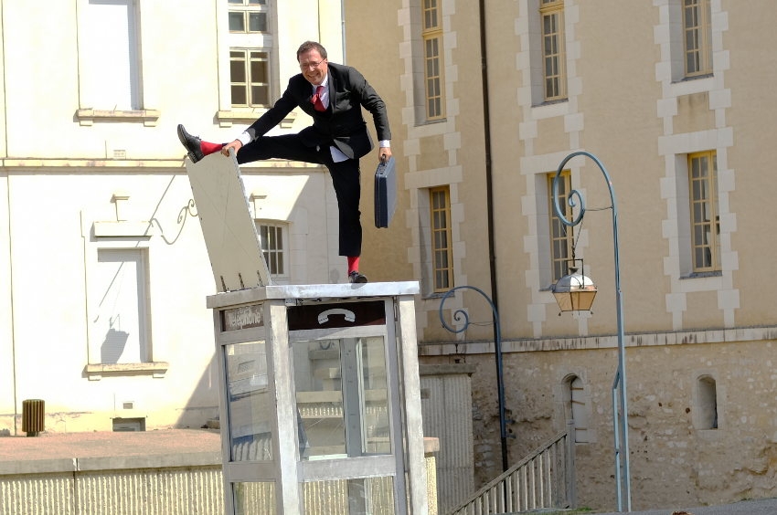 « Entre onirisme et poésie, les sept compagnies artistiques conviées au festival des arts de la rue d’Auxerre auront proposé le meilleur d’eux-mêmes pour offrir du rêve et de l’évasion aux 3 500 spectateurs présents. Un motif de satisfaction pour la Ville d’Auxerre qui avait choisi de maintenir ce rendez-vous estival annuel malgré le délicat contexte sanitaire… ».