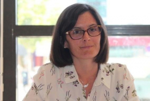 « Avant que ne soit voté le budget 2023 lors des conseils communautaires et municipaux du 15 décembre 2022, deux des élues de l’opposition, Maud NAVARRE (photo) et Farah ZIANI, suggèrent à la majorité d’en faire davantage pour le Plan de sobriété énergétique. Et pourquoi, ne pas couvrir le stade nautique extérieur ? ».