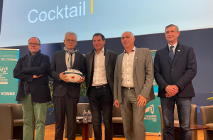 « Contrairement à l’année dernière où l’ancien international de rugby Marc LIEVREMONT avait assuré le spectacle en sa qualité d’intervenant de choc, la Chambre Economique de l’Yonne, présidée par Jean-Pierre RICHARD, de la Chambre de Métiers et de l’Artisanat, a décidé de faire une entorse aux traditions : pas de séance de vœux 2024 ! ».