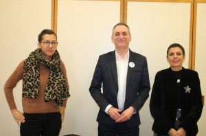 « Un trio de choc gagnant en faveur de l’emploi pour tous et de la levée des freins au travail dans l’Yonne ? Salia RABHI (préfecture), Yves HUTIN (France Travail) et Sonia PIRES (Conseil départemental) se mobilisent comme les cinq doigts de la main pour donner le cap au nouveau réseau pour l’emploi et l’insertion, fédérateurs de davantage de partenaires dans l’Yonne… ».