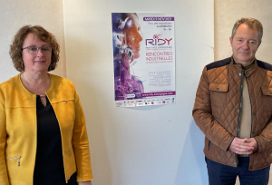« Personnage très attachant mais à la volonté parfois bien affirmée lorsqu’il défendait les intérêts des entrepreneurs de l’Yonne et l’indépendance de l’organisme consulaire, l’ancien président de la Chambre de Commerce et d’Industrie de l’Yonne Alain PEREZ (ici avec Christine JAN) est décédé ce vendredi 25 avril à Nice, lieu de villégiature où il résidait non loin de là depuis plusieurs années. Une disparition ayant provoqué de la stupeur et de la tristesse dans les milieux institutionnels et économiques de notre département… ».