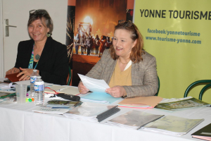 « Elles affichent un large sourire, Bénédicte NASTORG-LARROUTURE, directrice et Isabelle FROMENT-MEURICE, présidente de l’Agence de développement Yonne Tourisme lors de l’analyse de la saison écoulée ! 2023 aura vu le retour en force des Américains et une hausse de plus de 6 % de la fréquentation sur notre territoire. De bon augure avec le démarrage de la nouvelle saison même si l’appellation « Yonne » souffre toujours d’un manque de reconnaissance… ».
