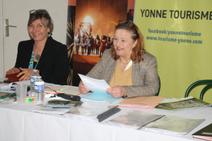 « Elles affichent un large sourire, Bénédicte NASTORG-LARROUTURE, directrice et Isabelle FROMENT-MEURICE, présidente de l’Agence de développement Yonne Tourisme lors de l’analyse de la saison écoulée !  2023 aura vu le retour en force des Américains et une hausse de plus de 6 % de la fréquentation sur notre territoire. De bon augure avec le démarrage de la nouvelle saison même si l’appellation « Yonne » souffre toujours d’un manque de reconnaissance… ».