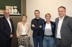 « Quand le monde institutionnel de l’économie et celui de l’enseignement supérieur se retrouve lors d’une discussion informelle autour de l’alternance et de la pédagogie ! C’est le succès pour cette première rencontre entre représentants de la CCI, de la Maison de l’Entreprise et du groupe scolaire Saint-Joseph-la-Salle. Avec en filigrane, la présentation du bachelor « RZIE », nouveauté diplômante exclusive sur la région pour favoriser la filière de l’international… ».