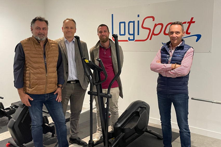 « Le directeur général de la Cci de l’Yonne Jérôme MAYEL n’en revient pas ! LOGI Yonne inaugure son nouvel espace sport et détente réservé à ses collaborateurs à l’intérieur d’un container usagé, fatigué d’avoir navigué sur tous les océans de la planète ! Un projet porté par Antoine DEMEYERE (DERIMO), Didier MERCEY et David BUQUET de LOGI Yonne… ».