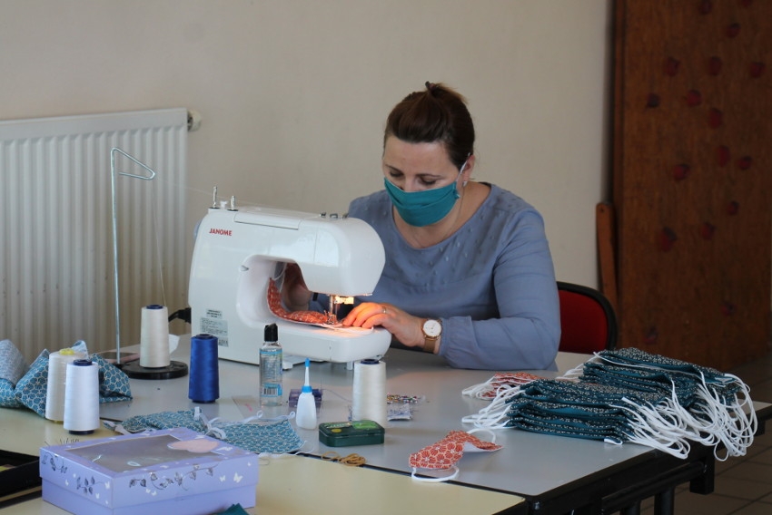 « Les sept personnes affectées à l’atelier de fabrication des masques protecteurs se réjouissent de participer à une opération solidaire au quotidien. AMIDON 89, comme l’a précisé son président Guy PARIS, devrait poursuivre cette activité altruiste une fois que l’atelier aura intégré le siège social de la place Corot le 29 mai… ».