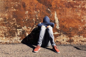 « La jeunesse n’est pas prête à affronter la crise actuelle, trop cocoonée par leurs parents et sans doute trop éloignée de la réalité sociétale de notre monde. Pourtant, il faut l’aider, la soutenir et lui faire confiance pour construire un avenir meilleur ; en se souvenant de ce qui s’est passé avant nous… ».