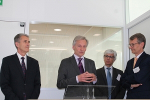 « L’utilité de la Banque de France et son efficience professionnelle ont été évoquées lors de l’inauguration de la nouvelle vitrine de la structure institutionnelle à Auxerre par le maire Guy FEREZ et le préfet de l’Yonne, Patrice LATRON. Adoptant une stratégie de visibilité et d’ouverture vers les citoyens qui traitent avec l’organisme, la Banque de France a pour objectif de procéder à une cinquantaine de réaménagement de ses locaux dans l’Hexagone d’ici 2020… ».