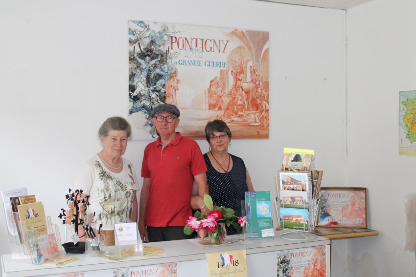 « Après les « Chroniques de pierre » en 2014 et le spectacle consacré aux « Bâtisseurs », deux années plus tard, l’association PONTIGNY EN LUMIERE s’intéressera à la Grande Guerre de 1914/1918 lors de sa prochaine manifestation théâtrale, proposé à l’abbatiale. Ce samedi 02 juin, en guise de cerise juteuse sur le gâteau, un spectacle de lancement, « 1914, et ils ont chanté quand même ! » servira de trame introductive à l’exceptionnel programme de cet été, du 11 au 14 août…Un événement de choix, où l’on peut d’ores et déjà réserver ses places, pour le président Claude HENRIAT et les membres de son bureau, qui sont très occupés à régler les ultimes détails de ces prestations scéniques… ».