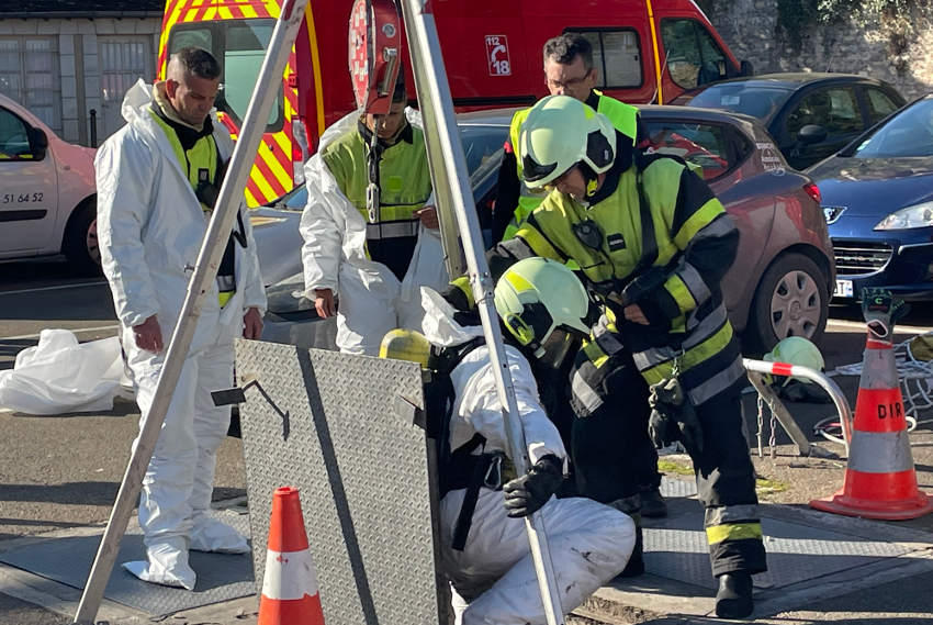 « L’exercice grandeur nature réunissant la fine fleur des spécialistes en milieux atmosphériques confinés chez les sapeurs-pompiers de l’Yonne offre des éléments d’anticipation des risques pour l’encadrement de VEOLIA. L’entreprise assure l’entretien du bassin de stockage des eaux pluviales à Auxerre avec le maximum de protections sécuritaires… ».