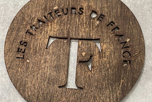 « Pour la circonstance, les pâtissiers de FESTINS ont préparé ce macaron en chocolat à l’aide d’un appareil à découpe avec de l’eau. Il sera l’emblème gourmand de ces Rencontres annuelles des Traiteurs de France accueillies à Auxerre, deux jours durant, au CIFA et à la salle Vaulabelle… ».