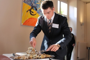 « L’art et la manière de servir à table, de la dresser, de vanter les qualités gustatives d’un mets offriront l’opportunité aux dix finalistes de cette épreuve internationale de pouvoir s’affronter face à un jury d’experts et de MOF. Une première pour Auxerre et le lycée des métiers Vauban qui accueillent cette vénérable compétition… ».