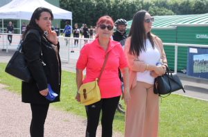 « C’est une Séverine DUTREIX résolument sportive et en tenue du plus bel effet qui est apparue lors de l’opération « Du stade vers l’emploi », déclinée par France Travail et ses différents partenaires, dont la Fédération française d’athlétisme. Histoire d’exemplarité, sans doute… ».