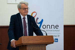 « Satisfecit pour le président du Département Patrick GENDRAUD ! Le territoire de l’Yonne a été choisi comme terre d’expérimentation par l’Etat pour tester le vaste chantier visant à réformer les conditions de versement du Revenu de Solidarité Active (RSA), assorti désormais à des contreparties… ».