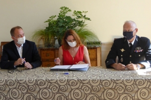 « Tonnerre rejoint la longue liste des communes de l’arrondissement d’Avallon ayant validé le protocole de participation citoyenne en matière de sécurité. Une officialisation qui a été entérinée par la sous-préfète Cécile RACKETTE et le premier élu, Cédric CLECH… ».