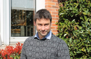 « Après avoir vécu une passion inébranlable pour le football durant 27 ans, Attila FARKAS s’est mué en entrepreneur, en créant son cabinet de coaching en développement personnel et sur le retour à la confiance. En septembre, il proposera une journée thématique autour de ce dernier thème au château de Villefargeau qu’il limitera à une cinquantaine de personnes. Des sportifs, des étudiants, des salariés, des cadres et même des entrepreneurs ! ».