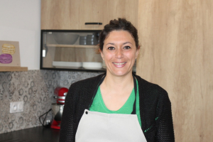 « Un rêve tout éveillé pour Elodie JACQUES ! Grâce à sa structure « ELLE O DELICES », elle initie petits et grands aux joies des arts culinaires lors d’ateliers accueillis « comme à la maison » où la conception de gâteaux, cakes et autres macarons ne possèdent plus de secrets pour les garnements en culottes courtes ! Mais aussi pour les adultes ! ».