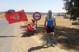 « Humble, discret, timide mais tellement fort dans sa tête et dans son corps : le coureur a relié le Maroc depuis Auxerre à pied en vingt-cinq jours, soit 2 500 km parcourus au rythme de deux marathons quotidiens. Un exploit qu’il a tenu à relater auprès des chefs d’entreprise du « BGE Club », surpris par tant d’abnégation et de persévérance… ».