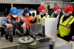 « Les enjeux du développement durable intègrent les projets évolutifs de la société Aluminium France Extrusion (AFE) dans le Florentinois. Aux côtés du député André VILLIERS et du président de la communauté de communes Yves DELOT, le préfet de l’Yonne Henri PREVOST a apprécié la feuille de route explicative du directeur général de la société Hervé PELCERF… ».