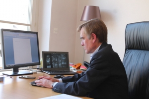 « L’objectif du gouvernement est de simplifier les obligations pesant sur les PME. Le coût annuel d’une mission de certification des comptes en province est de l’ordre de 2 à 4 K€, soit 0,05 à 0,1 % du chiffre d’affaires. En adoptant la loi PACTE, c’est toute une filière issue des métiers du droit et du chiffre qui part en quenouille, et qui est désormais inquiète pour son avenir. Dix mille postes pourraient disparaître du registre de l’emploi à moyen terme. Sans que cela n’émeuve qui que ce soit au niveau des pouvoirs publics…Le président de la Chambre départementale des experts-comptables de l’Yonne Marc DEMONTEIX alerte sur le futur de la profession ».