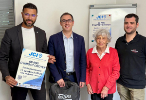 « C’est la dernière ligne droite pour les « incubateurs citoyens et de talent » de la Jeune Chambre Economique d’Auxerre ! Le 11 octobre, la salle Vaulabelle accueillera les participants du soixantième anniversaire du club qui a compté dans ses rangs de nombreuses figures locales…Partenaires et membres de la JCE sont sur le pont, côté préparatifs ! ».