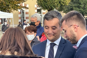 « Sous le regard interrogateur de la députée Michèle CROUZET, le ministre de l’Intérieur Gérald DARMANIN a pris le temps d’honorer une pause « selfies » avec les familles des nouveaux gardiens de la paix… ».