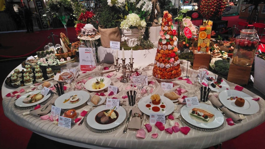 « Flamboyante et extraordinaire, la présentation du savoir-faire des FESTINS, lors du concours de la « Table de Lucullus » de la Foire de Dijon en novembre, n’aura laissé personne de marbre. Ni le jury de professionnels. Pas même l’ombre du sénateur et général romain qui a donné son nom à ce challenge valorisant les artisans des métiers de bouche… ».