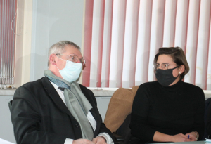 « Aux côtés de l’élue Sonia PATOURET, le président de la FFB 89 Didier MICHEL considère que des initiatives comme celles portées par le Conseil départemental et des organisations en lien avec la filière en faveur du retour à l’emploi de personnes issues du RSA est bénéfique. D’autant que le secteur du bâtiment recherche de la main d’œuvre pour répondre aux besoins des entreprises qui sortent de la crise sanitaire… ».