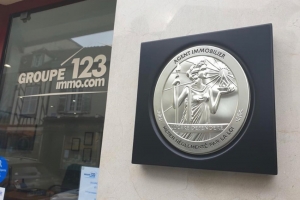 « A l’instar de la Fédération nationale de l’immobilier (FNAIM) qui l’a présenté à Paris en début d’année, le groupe 123 Immobilier dispose du caducée officiel posé sur les devantures de ses quatre vitrines commerciales pour marquer ses différences avec le réseau des agents mandataires… ».