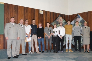 « Le soldat n’est pas un homme de violence. Il porte les armes et risque sa vie pour des fautes qui ne sont pas les siennes. Son mérite est d’aller sans faillir au bout de sa parole. Une maxime d’Antoine de SAINT-EXUPERY lue par l’adjudant-chef Bruno NIRLO qui précèdera l’hymne national en guise de clôture de cette cérémonie officielle… ».