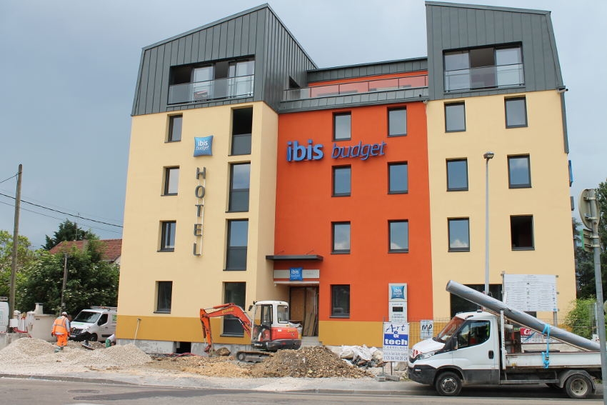 « Le nouvel hôtel IBIS Budget d’Auxerre Rive Droite, près du parc Roscoff, se termine au niveau de ses travaux. Tout sera prêt en date du 20 juin pour l’ouverture officielle à la clientèle. Quant à la cérémonie inaugurale, en présence d’élus et de partenaires institutionnels et économiques, elle devrait se dérouler aux premiers jours de juillet selon Alain GEHIN, entrepreneur heureux… ».