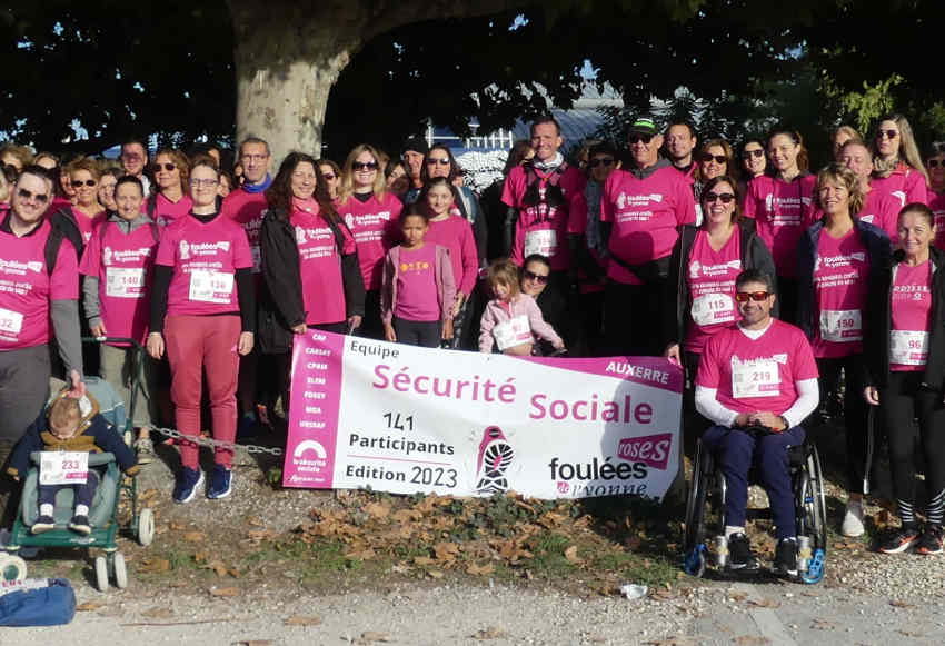 « Cent-quarante et une personnes de la Sécurité sociale ont pris part ce dimanche à la traditionnelle opération caritative des « Foulées roses » à Auxerre, permettant la collecte d’un don de 1 160 euros. La deuxième équipe en nombre a également terminé à la seconde place de ce challenge derrière le SDIS 89… ».