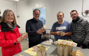 « Séance d’étiquetage des bouteilles contenant les précieuses soupes, le jour de la Toussaint dans l’une des unités de production des FESTINS. Les membres du Lions Club Auxerre Phoenix ont collé des étiquettes sur près de 700 bouteilles, avant qu’elles ne soient vendues et dégustées au profit d’une œuvre sociale ce dimanche… ».