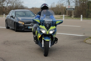 « Le directeur du cabinet du préfet Tristan RIQUELME a pu constater de visu le trop grand nombre d’excès de vitesse qui ont été observés par les forces de la Gendarmerie nationale sur l’autoroute A 6 ce vendredi. Au total, cette campagne de contrôles menée à Auxerre et à Sens se soldera par 115 infractions constatées… ».