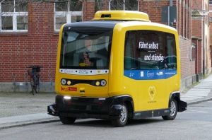 « La ville de Berlin propose aux touristes de circuler à bord de ce type de véhicule électrique 100 % autonome qui assure les liaisons entre les sites patrimoniaux. A Vézelay, le SDEY procédera à des expérimentations avant l’été avec un mode de locomotion équivalent pouvant transporter jusqu’à neuf personnes… ».