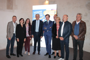 « La vie quotidienne du territoire s’affiche en digital ! Grâce à la nouvelle application du Département, touristes et habitants auront accès à une multitude d’informations utiles et pratiques, ainsi que les services sur tous les sujets sociétaux. Et en plus, c’est gratuit ! Ce dont se réjouissent les élus du territoire et la déléguée régionale d’ORANGE…».