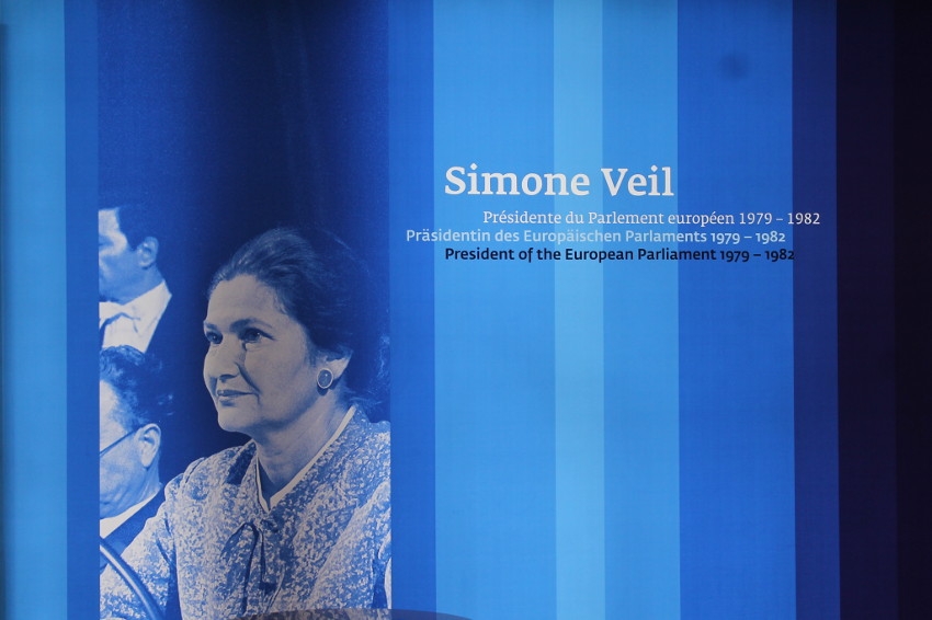 « A l’instar du Parlement européen à Strasbourg, qui honore en permanence la mémoire de la grande dame, Auxerre procèdera à une cérémonie officielle de dévoilement de portrait de Simone VEIL dans le square éponyme en face du palais de justice le 21 mars… ».