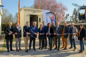 « C’est fait : le cordon n’a plus qu’à être coupé sur le site qui accueille le 46ème NRO posé par le groupe ALTITUDE INFRA. Une cérémonie qui rappelle que le déploiement de la fibre optique dans l’Yonne via le réseau YCONIK se poursuit selon le cahier des charges initial… ».