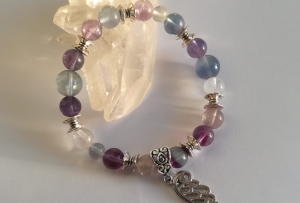 « Implantée au cœur de Migennes, la boutique de minéraux animée par Vanessa de COSTER vulgarise les activités inhérentes à la litho-thérapie. Qu’ils soient physiques ou psychiques, les maux du quotidien dont ceux relatifs au stress pourraient être soulagés grâce à la vertu énergétique des pierres… ».