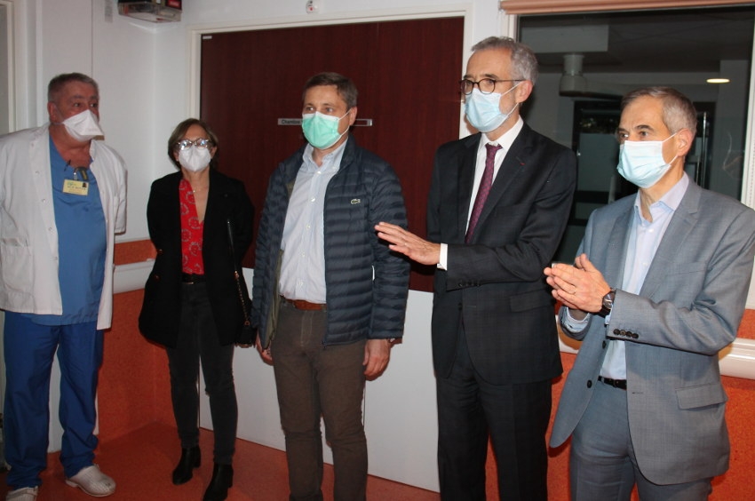 « Visiter l’unité COVID du centre hospitalier d’Auxerre où sont accueillis les patients les plus graves atteints par l’infection virale prouve que l’humanité toute entière n’a pas à faire un ennemi des plus classiques. Appliquer les gestes barrières, c’est respecter les soignants a souligné le préfet Henri PREVOST aux côtés de Crescent MARAULT, de Christophe BONNEFOND, de Maryline SAINT-ANTONIN et de Pascal GOUIN… ».
