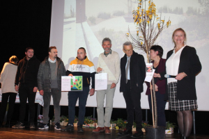 « La présidente de l’agence de développement Yonne Tourisme, Isabelle FROMENT-MEURICE était aux commandes de ce grand rendez-vous coloré en vert. 66 communes y ont participé lors de cette édition 2023 ainsi que des campings et des écoles. Une édition placée sous le sceau de l’attractivité résidentielle… ».