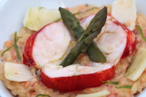 « Deux ans déjà que la nouvelle marque des FESTINS de Bourgogne poursuit sa progression à Auxerre, d’abord, et désormais à Sens. A l’aide de produits de qualité, à l’instar de ce rizotto de homard, l’entreprise vise différents publics qui possèdent ce dénominateur commun consumériste : prendre le temps de se sustenter en joignant l’utile à l’agréable… ».