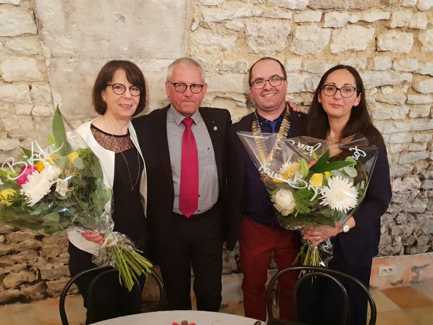 « Le président du Rotary Club d’Auxerre Saint-Germain sortant, Alain COURTET (à gauche) cède son collier de président à son successeur, Ludovic QUIGNARD (à droite), pour une mandature de douze mois. Un laps de temps suffisant pour perpétuer l’ensemble des actions altruistes de ce club service qui apporte son aide localement mais aussi en faveur des personnes défavorisées du continent africain… ».